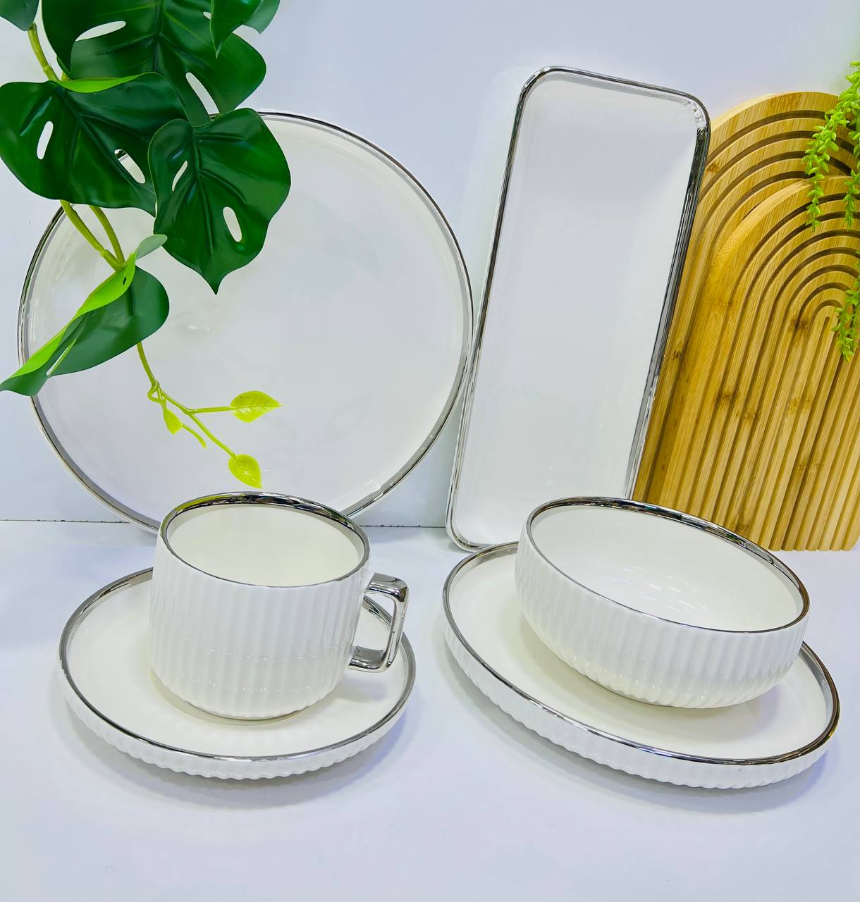 Service de table en porcelaine blanche avec bordure dorée/argentée 32 pièces