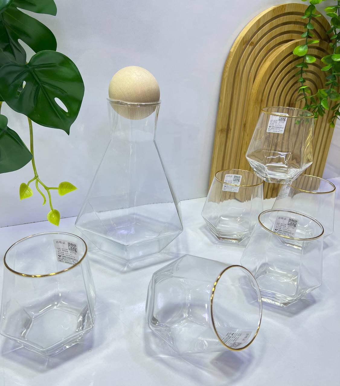 Service d’eau moderne en verre ambré, design géométrique et élégant — idéal pour une touche chic à votre table.