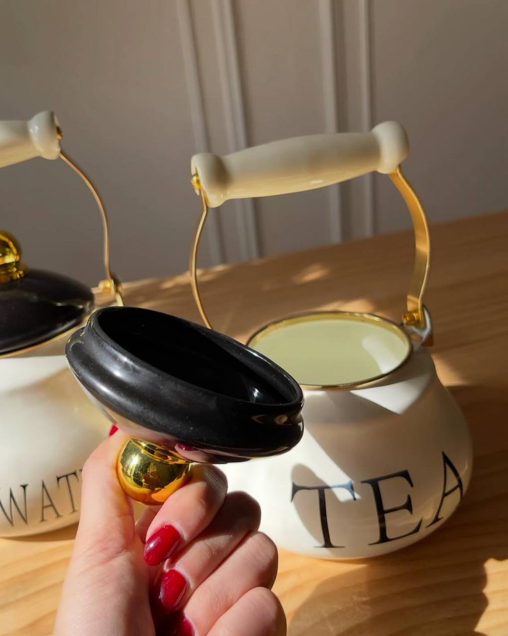 Théière élégante en céramique blanche, avec une anse dorée