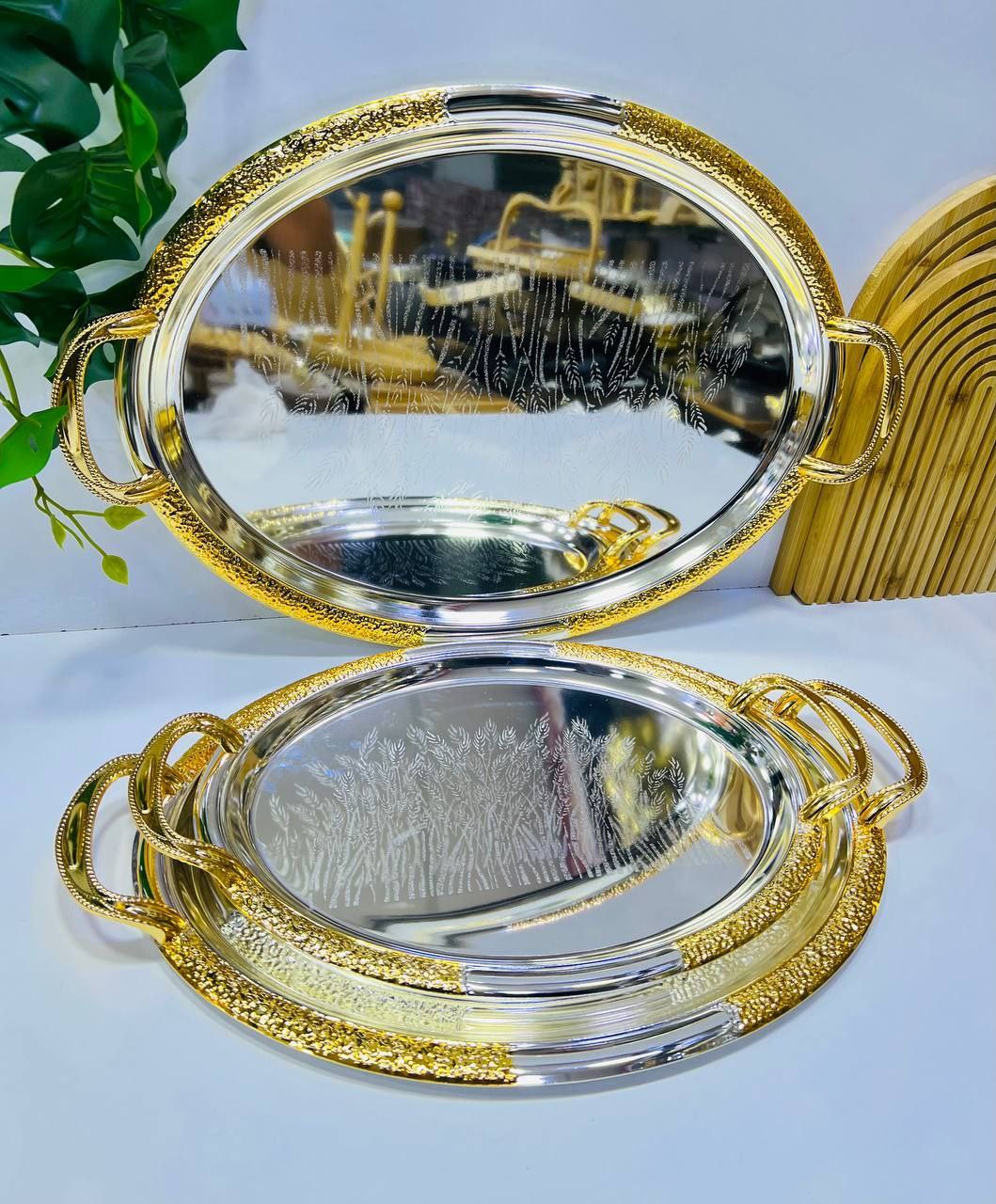 Service de plateaux luxueux au design élégant doré et argenté