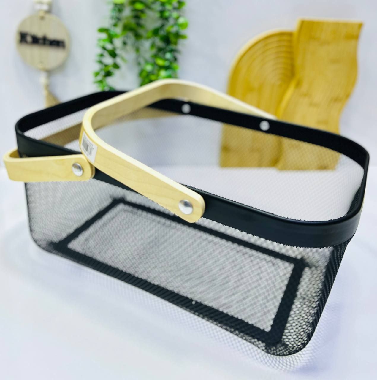 Panier design en métal noir avec poignées en bois – pratique et élégant pour la maison