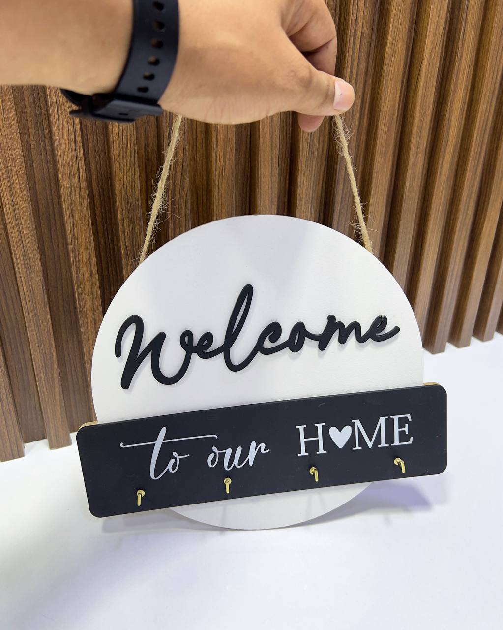🌿 Porte-clés mural en bois décoratif, pratique et élégant.
✨ Parfait pour l’entrée ou la cuisine.