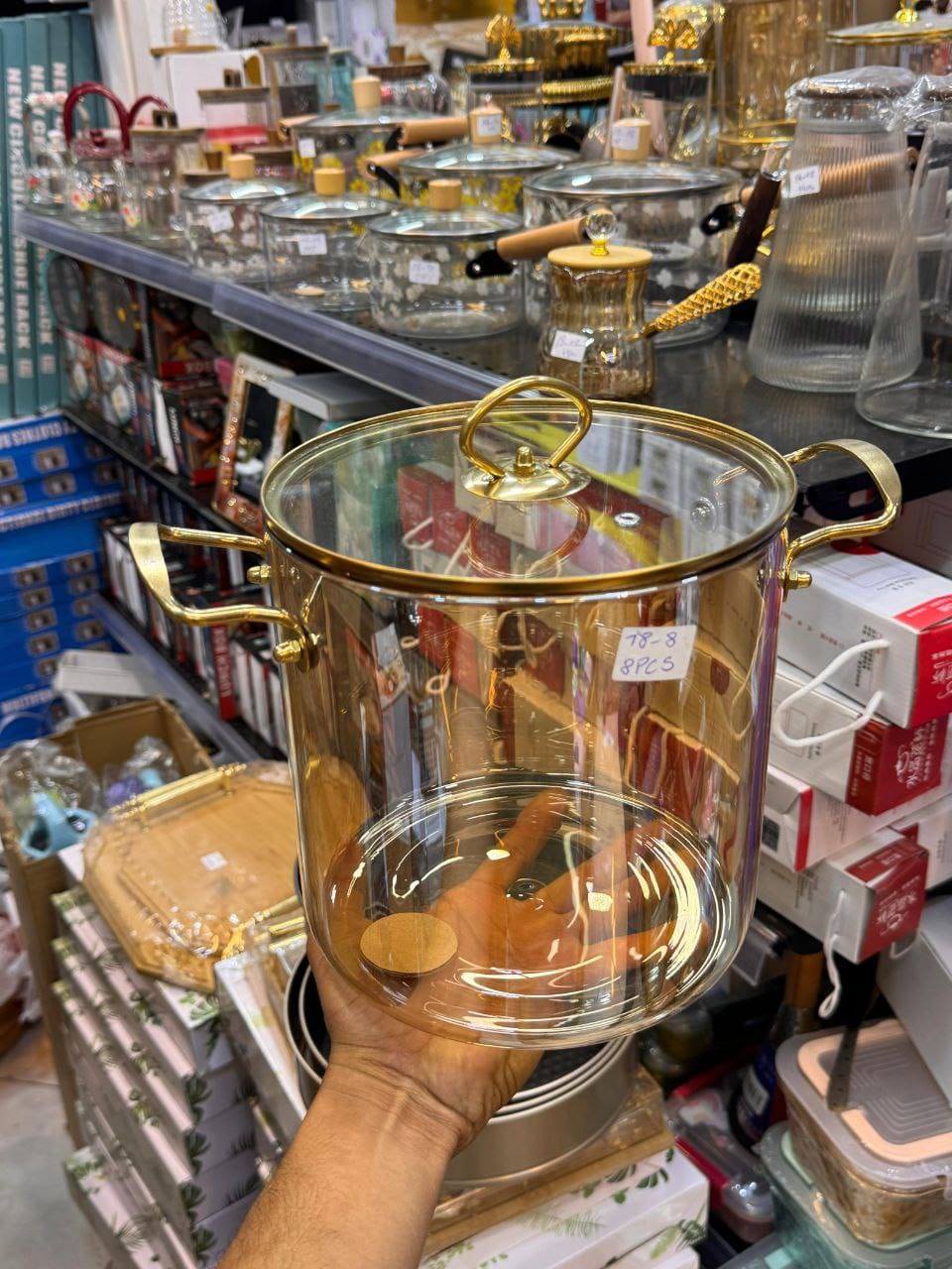 Casserole en verre élégante avec finition dorée ✨