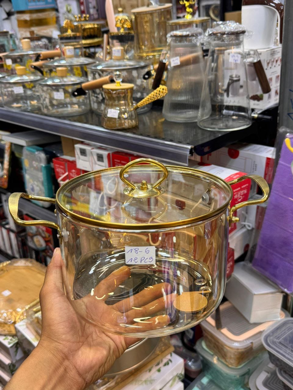 Casserole en verre élégante avec finition dorée ✨