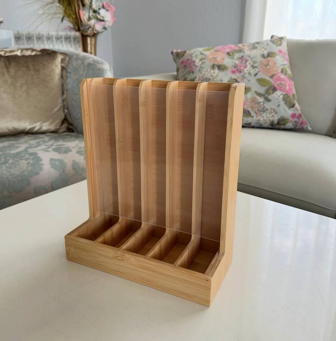 Présentez et organisez vos capsules de café préférées avec cet élégant organiseur en bois de bambou