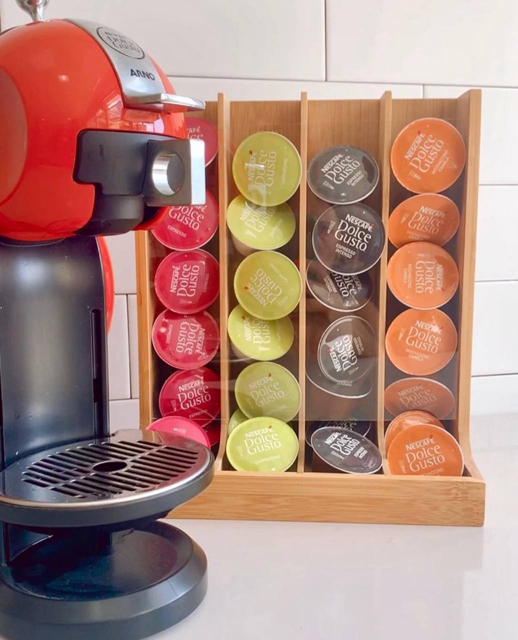 Présentez et organisez vos capsules de café préférées avec cet élégant organiseur en bois de bambou