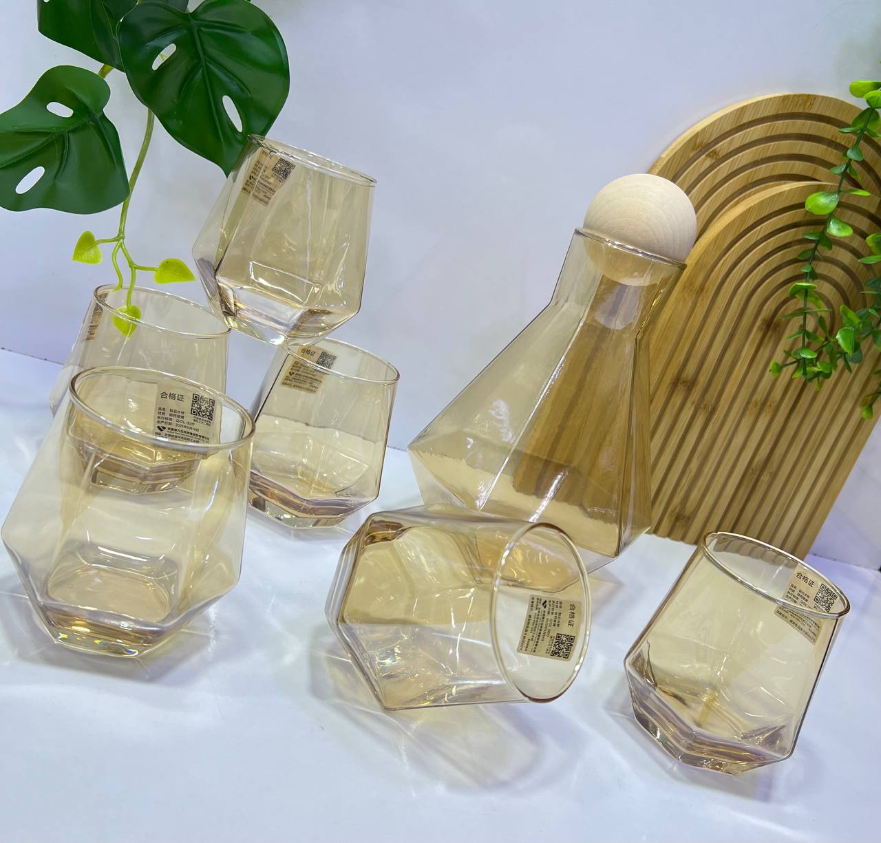 Service d’eau moderne en verre ambré, design géométrique et élégant — idéal pour une touche chic à votre table.
