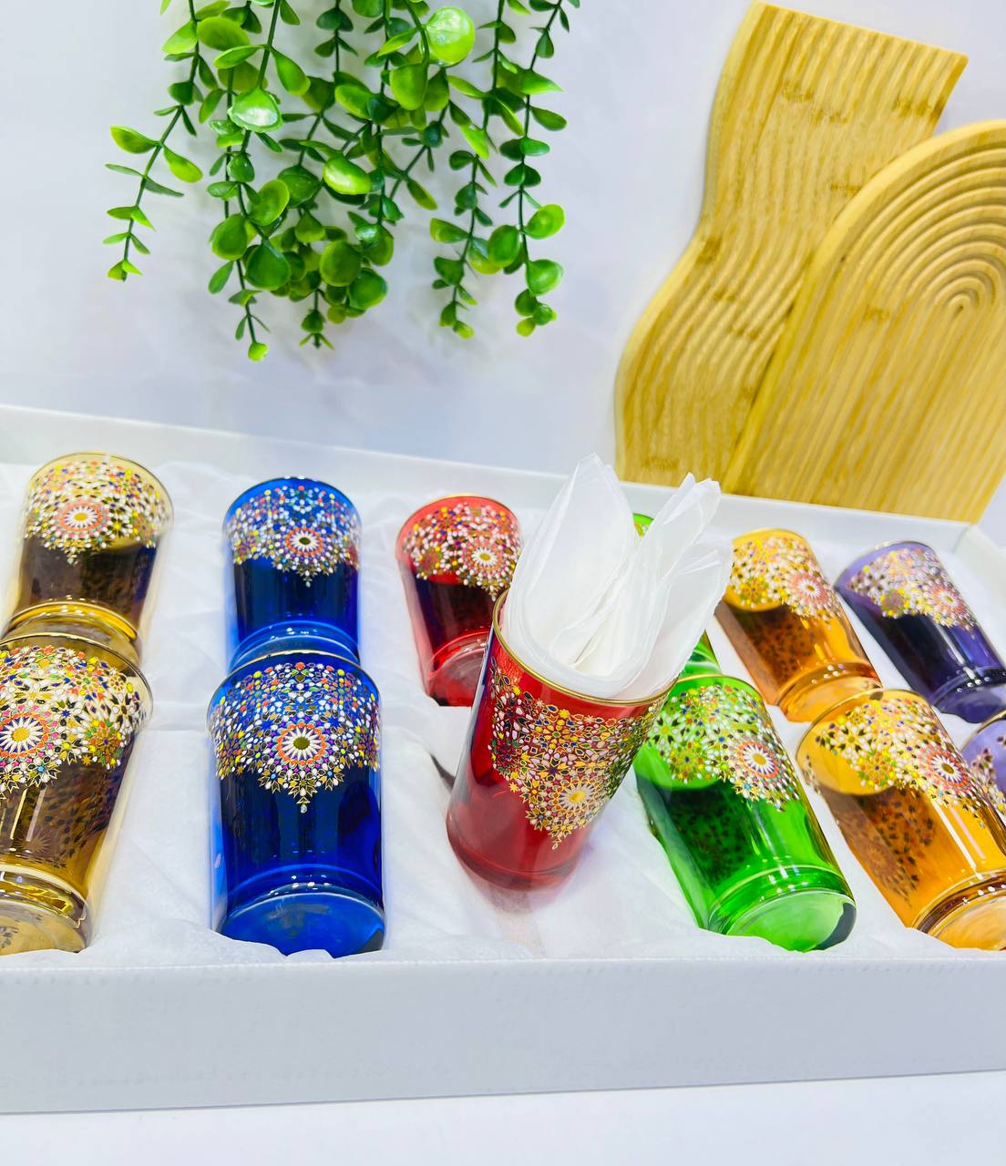 Service de 12 verres à thé colorés avec motifs dorée