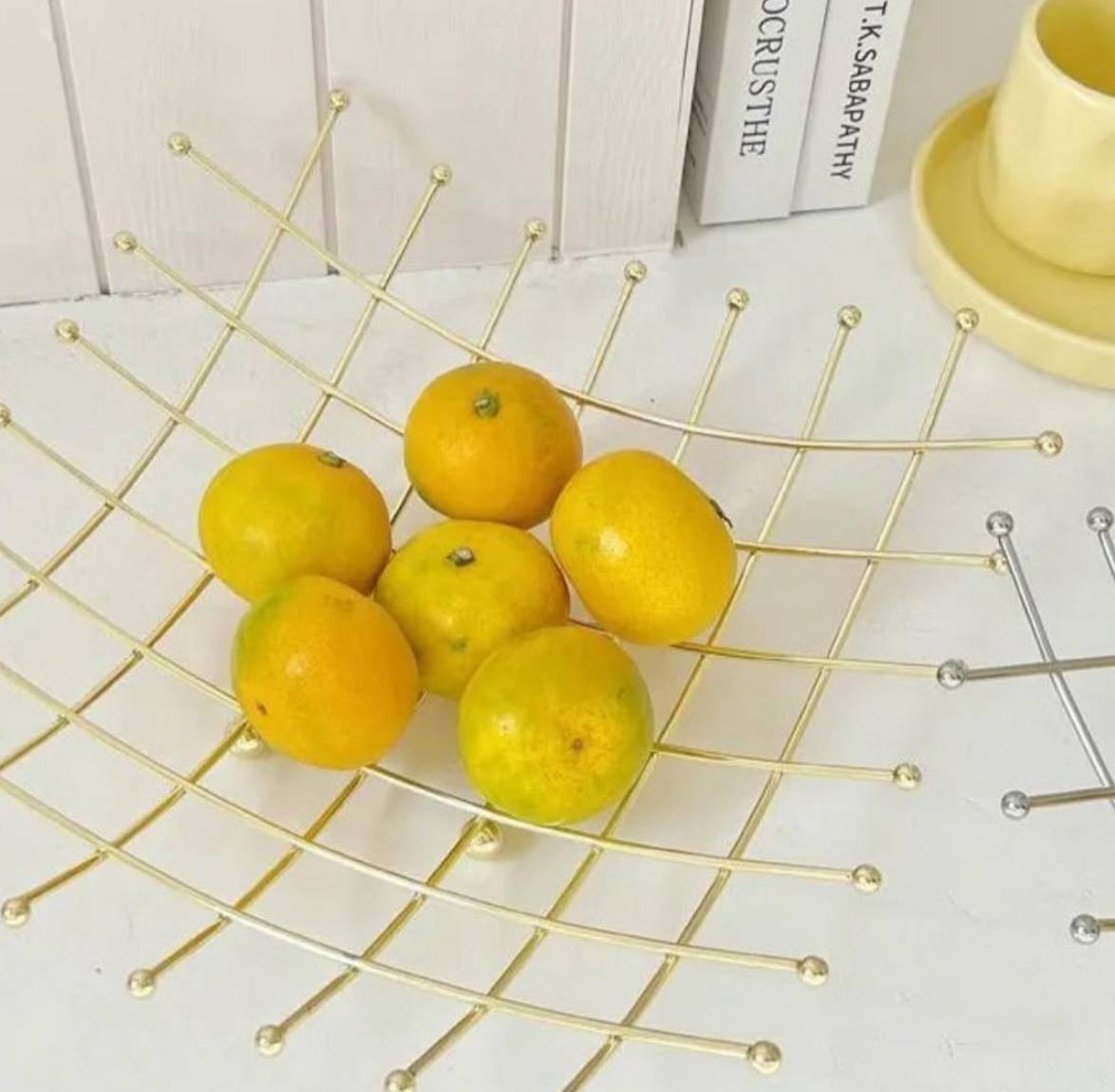 Panier décoratif en métal doré au design moderne et élégant