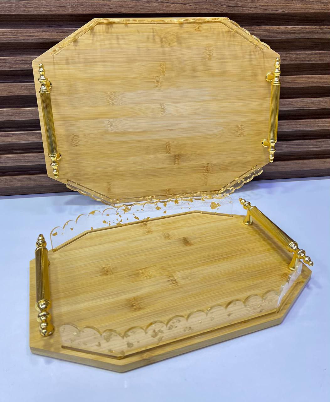 Plateau en bois avec détails dorés ✨ Idéal pour un service chic et raffiné