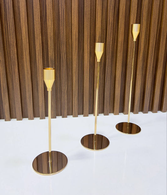 Bougeoirs dorés élégants en trois tailles, au design moderne et raffiné.