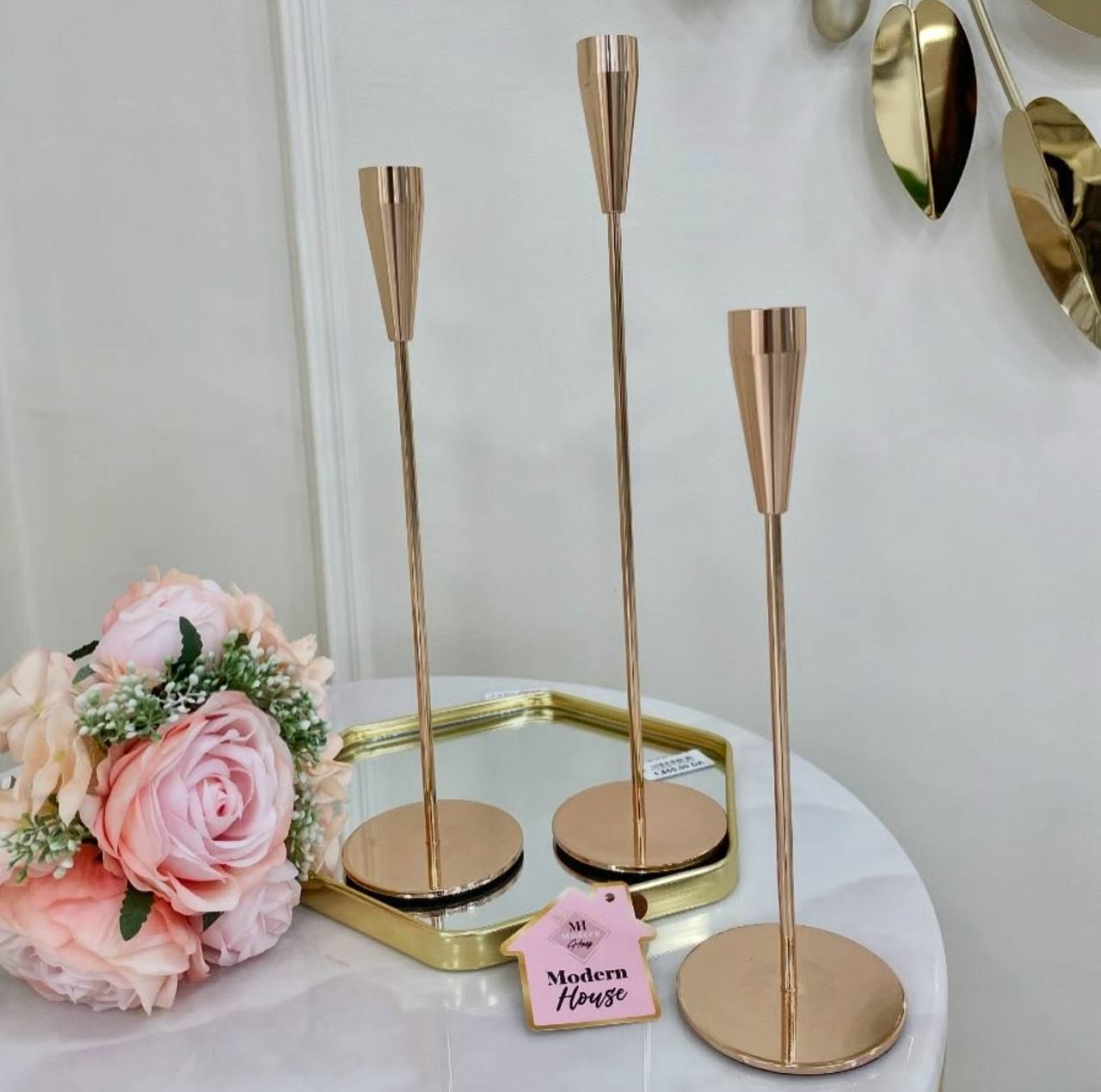 Bougeoirs dorés élégants en trois tailles, au design moderne et raffiné.