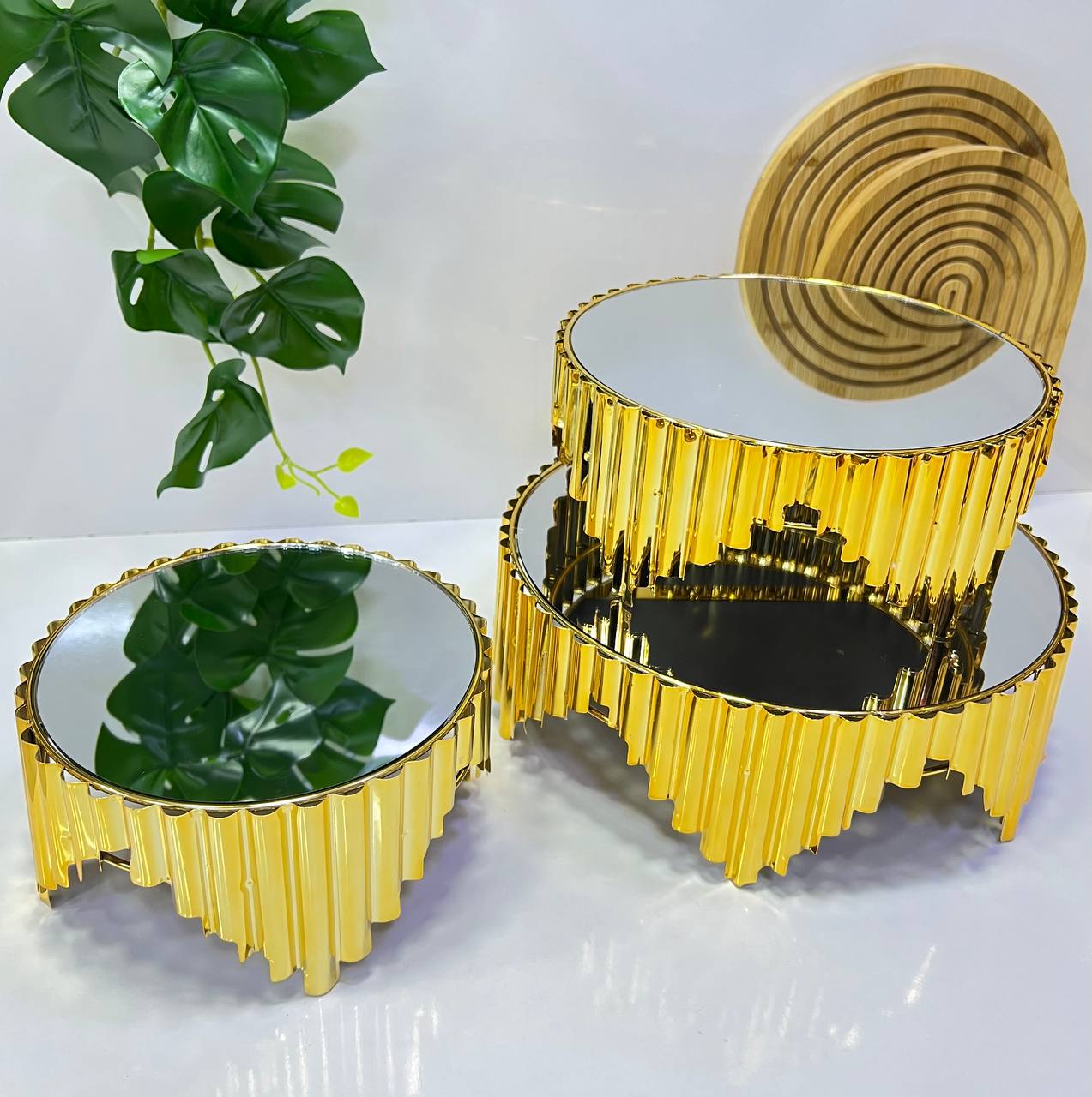 Plateaux décoratifs dorés à trois niveaux