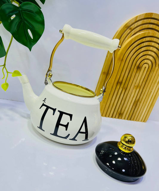 Théière élégante en céramique blanche, avec une anse dorée