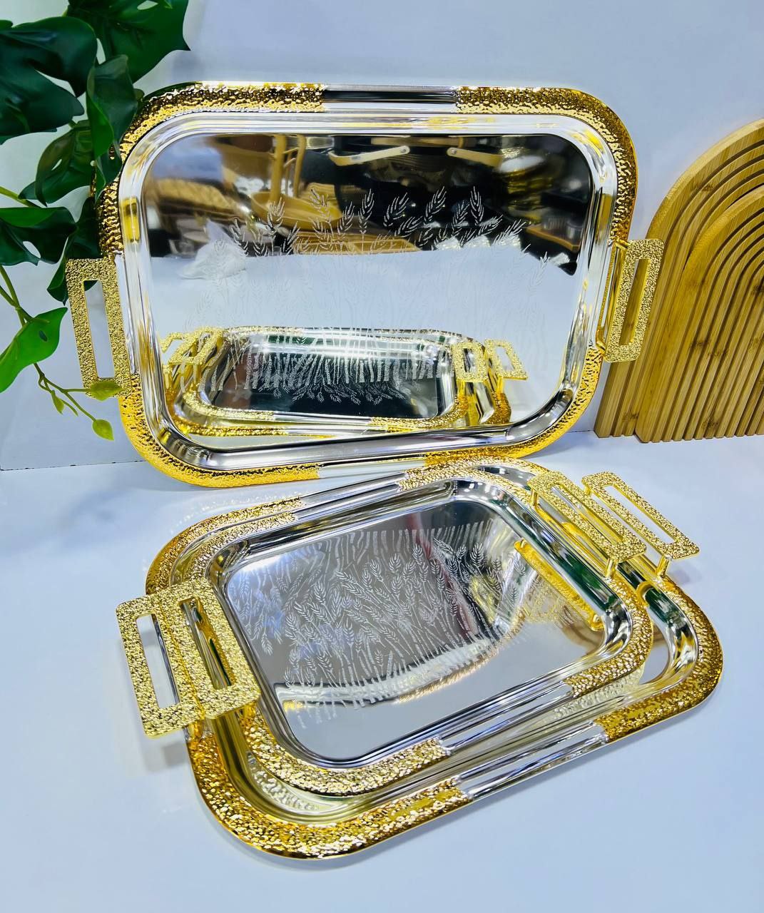 Service de plateaux luxueux au design élégant doré et argenté