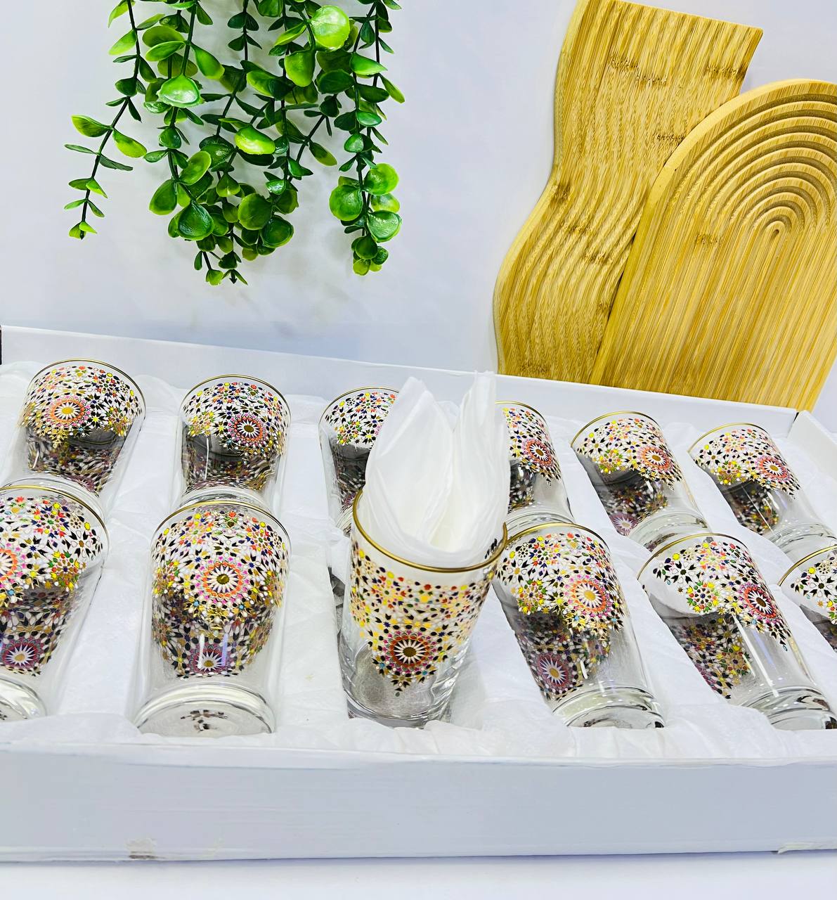 Service de 12 verres à thé colorés avec motifs dorée