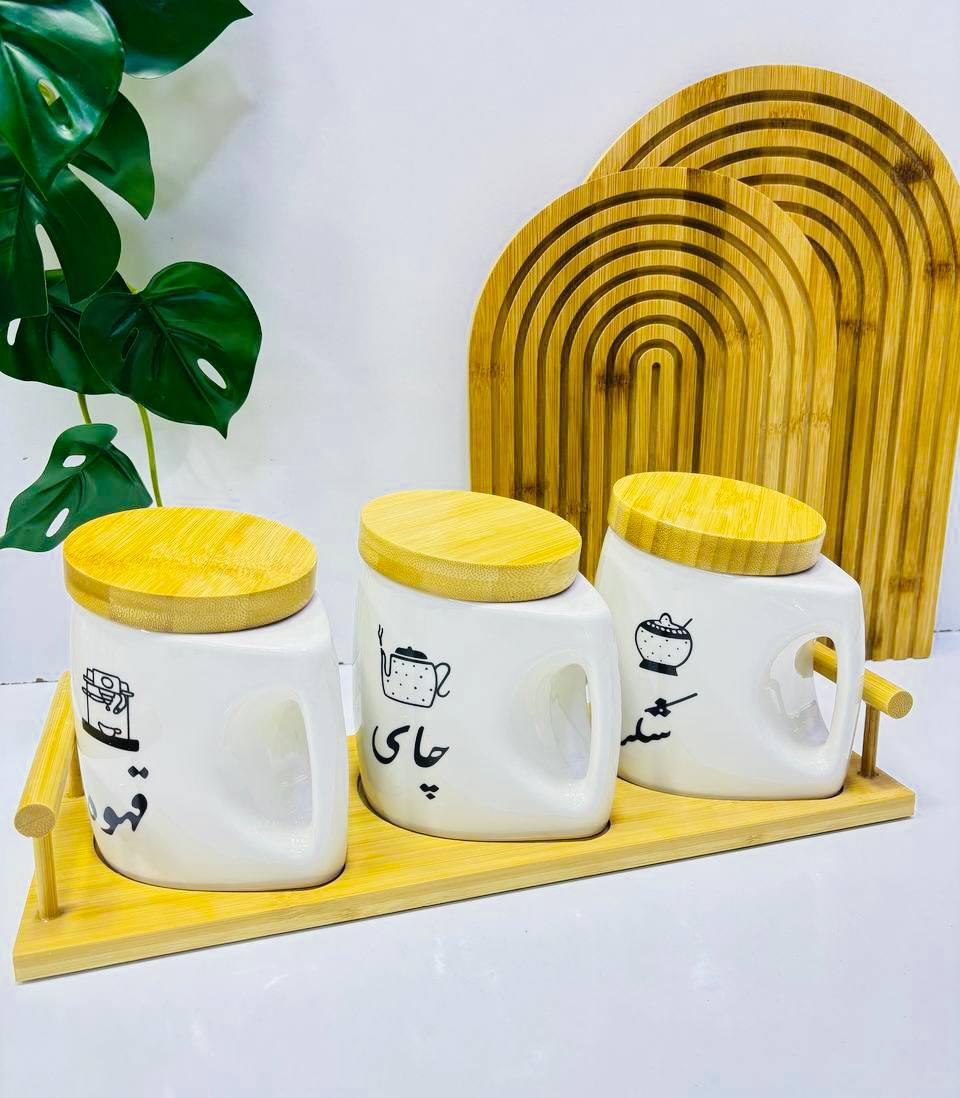 Ensemble élégant de trois bocaux pour sucre, café et thé avec couvercles en bois naturel et plateau assorti