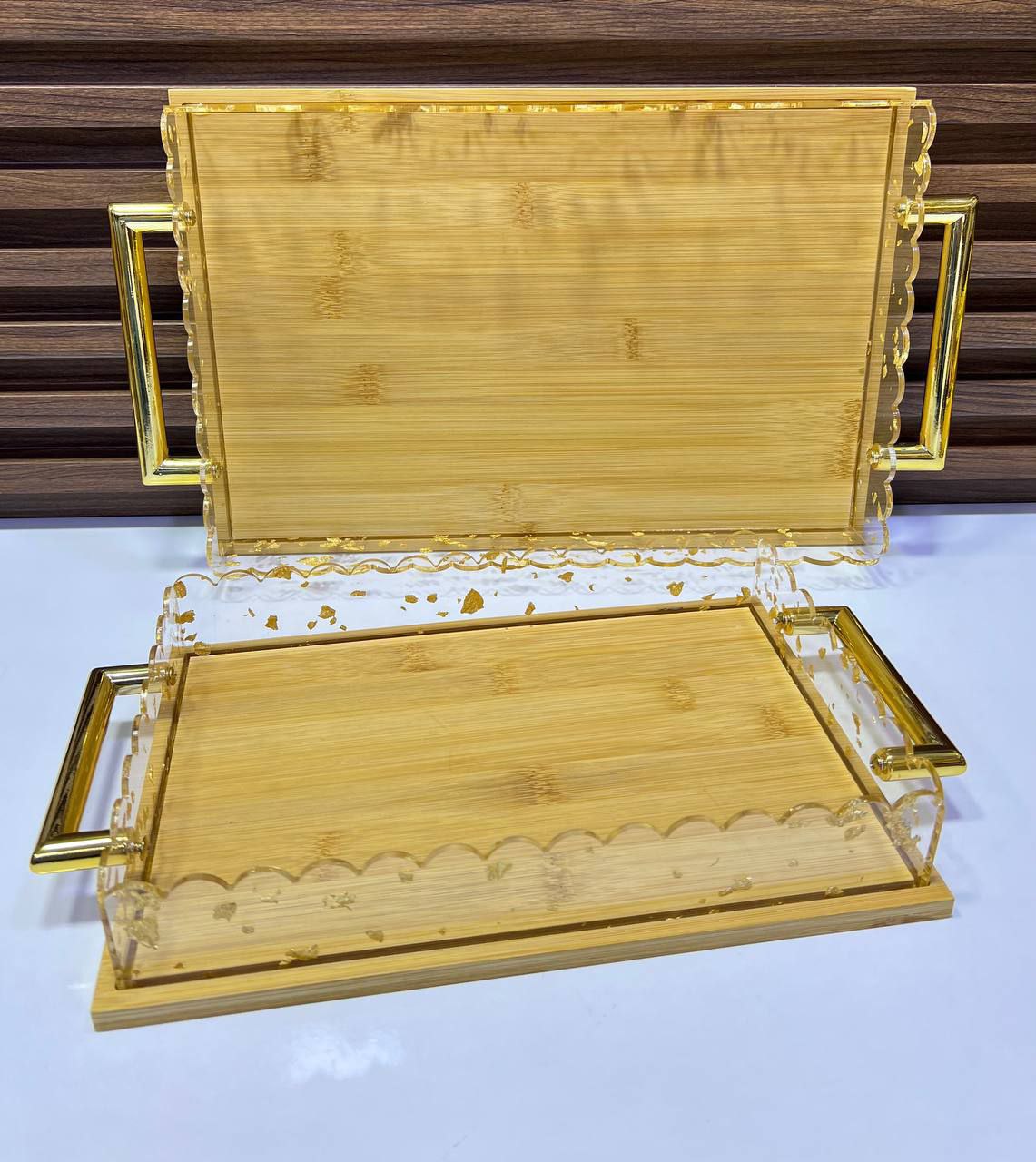 Plateau en bois avec détails dorés ✨ Idéal pour un service chic et raffiné