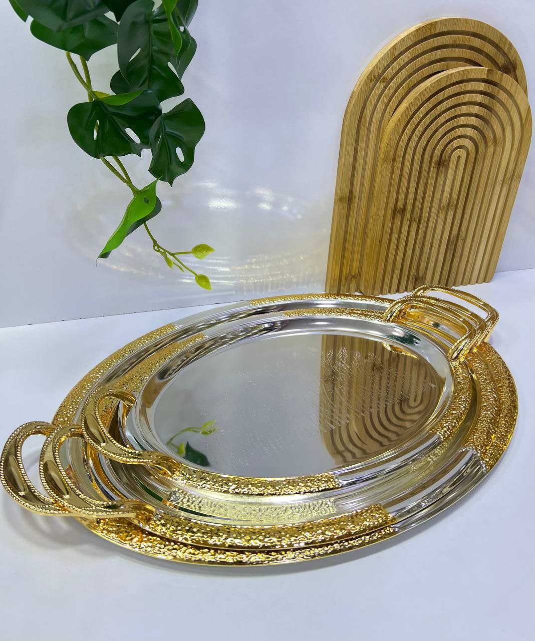 Service de plateaux luxueux au design élégant doré et argenté