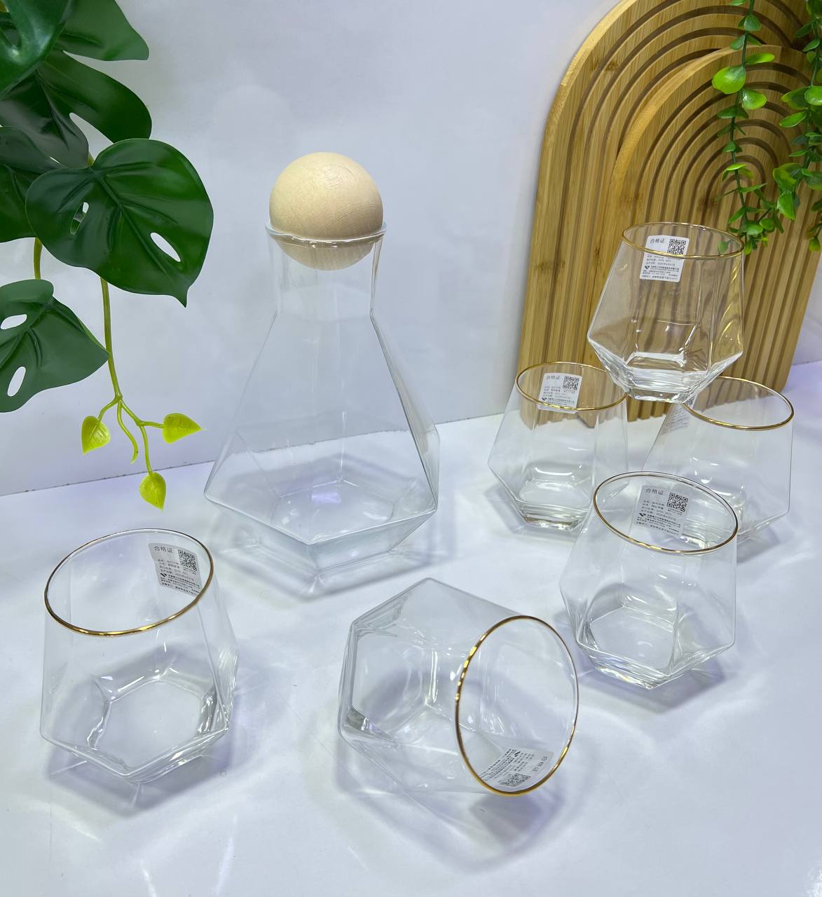 Service d’eau moderne en verre ambré, design géométrique et élégant — idéal pour une touche chic à votre table.