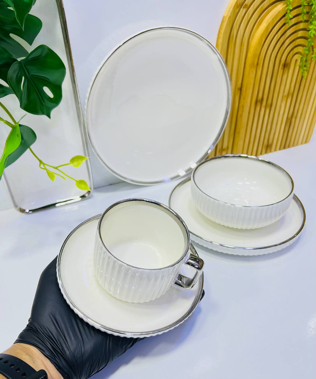 Service de table en porcelaine blanche avec bordure dorée/argentée 32 pièces