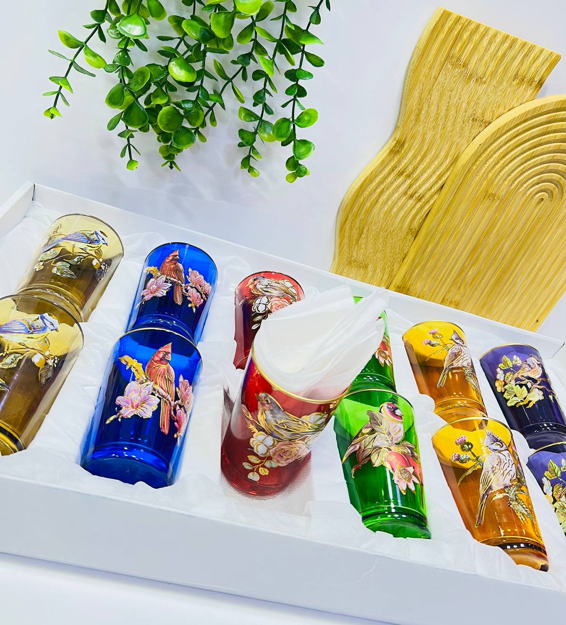 Service de 12 verres à thé colorés avec motifs dorée