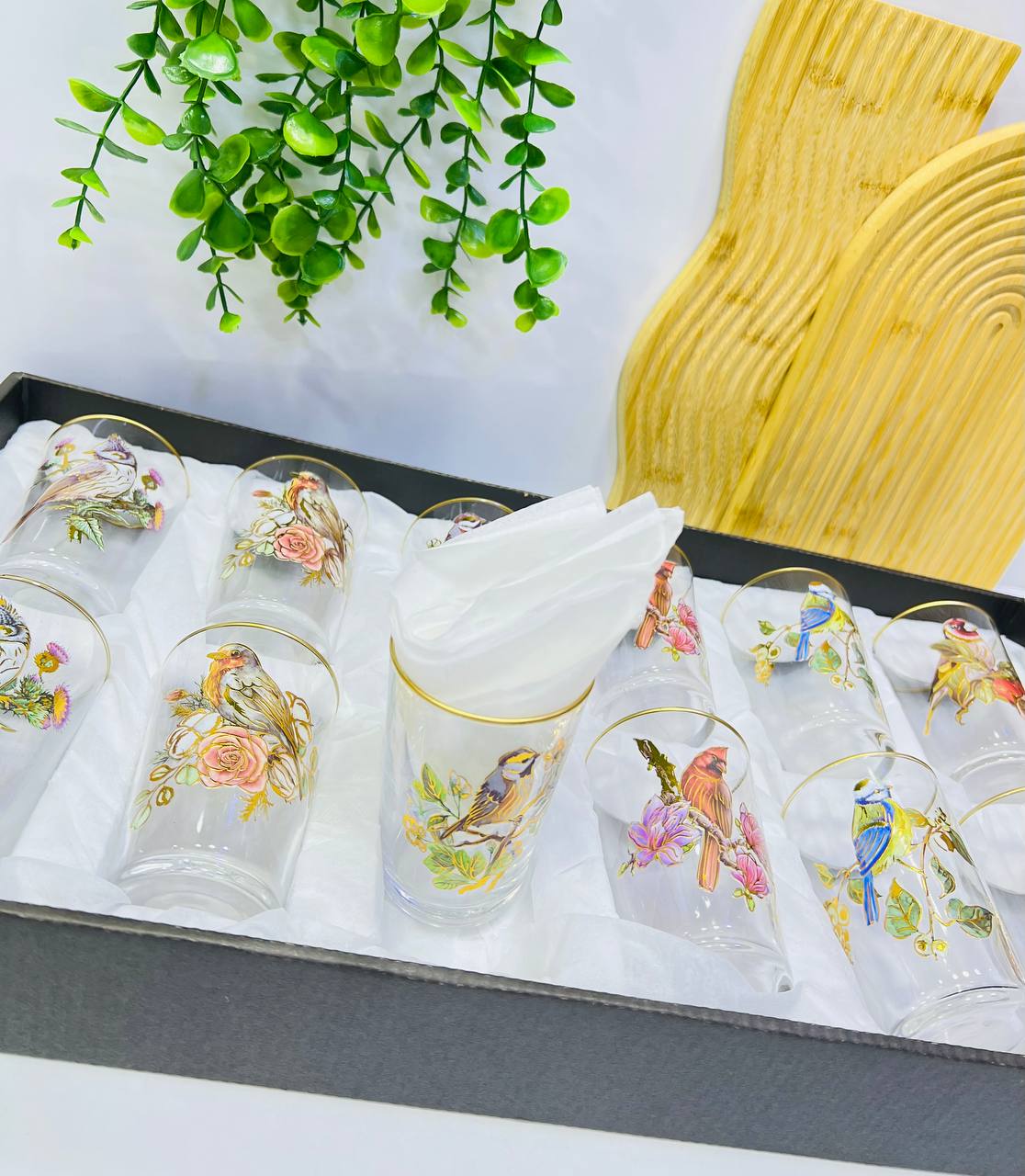 Service de 12 verres à thé colorés avec motifs dorée