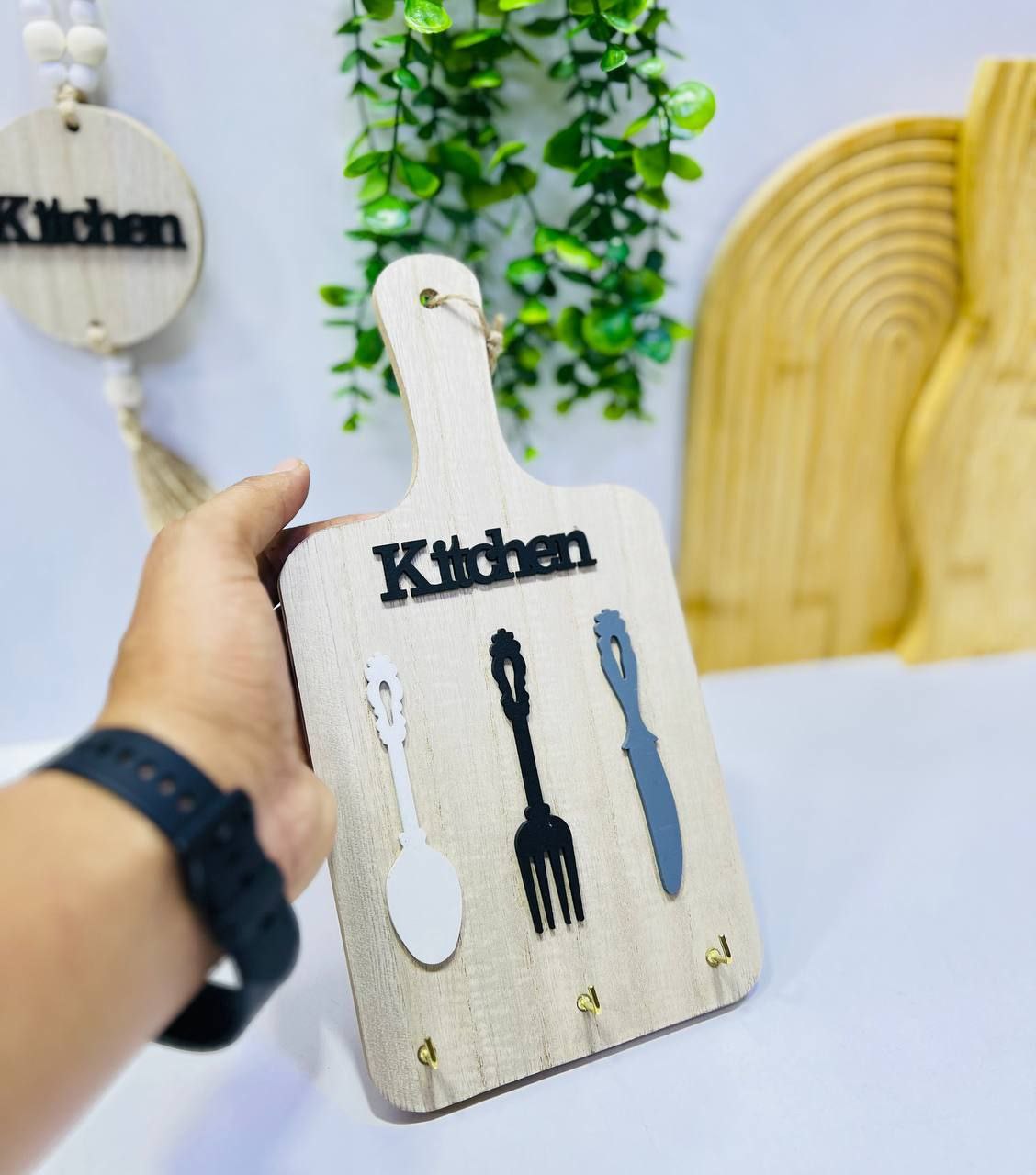 🌿 Porte-clés mural en bois décoratif, pratique et élégant.
✨ Parfait pour l’entrée ou la cuisine.