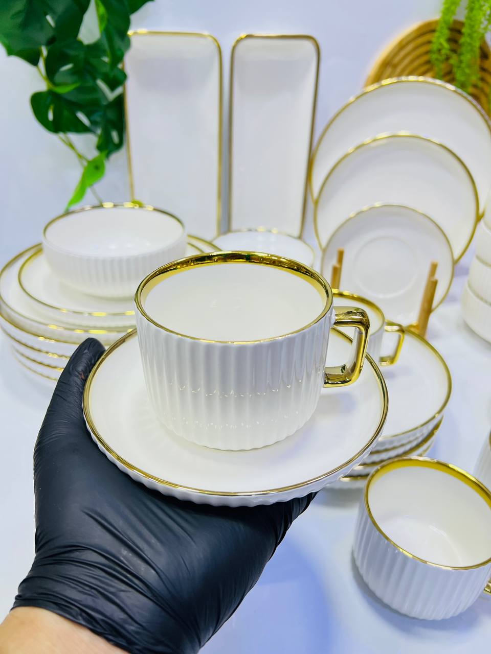 Service de table en porcelaine blanche avec bordure dorée/argentée 32 pièces
