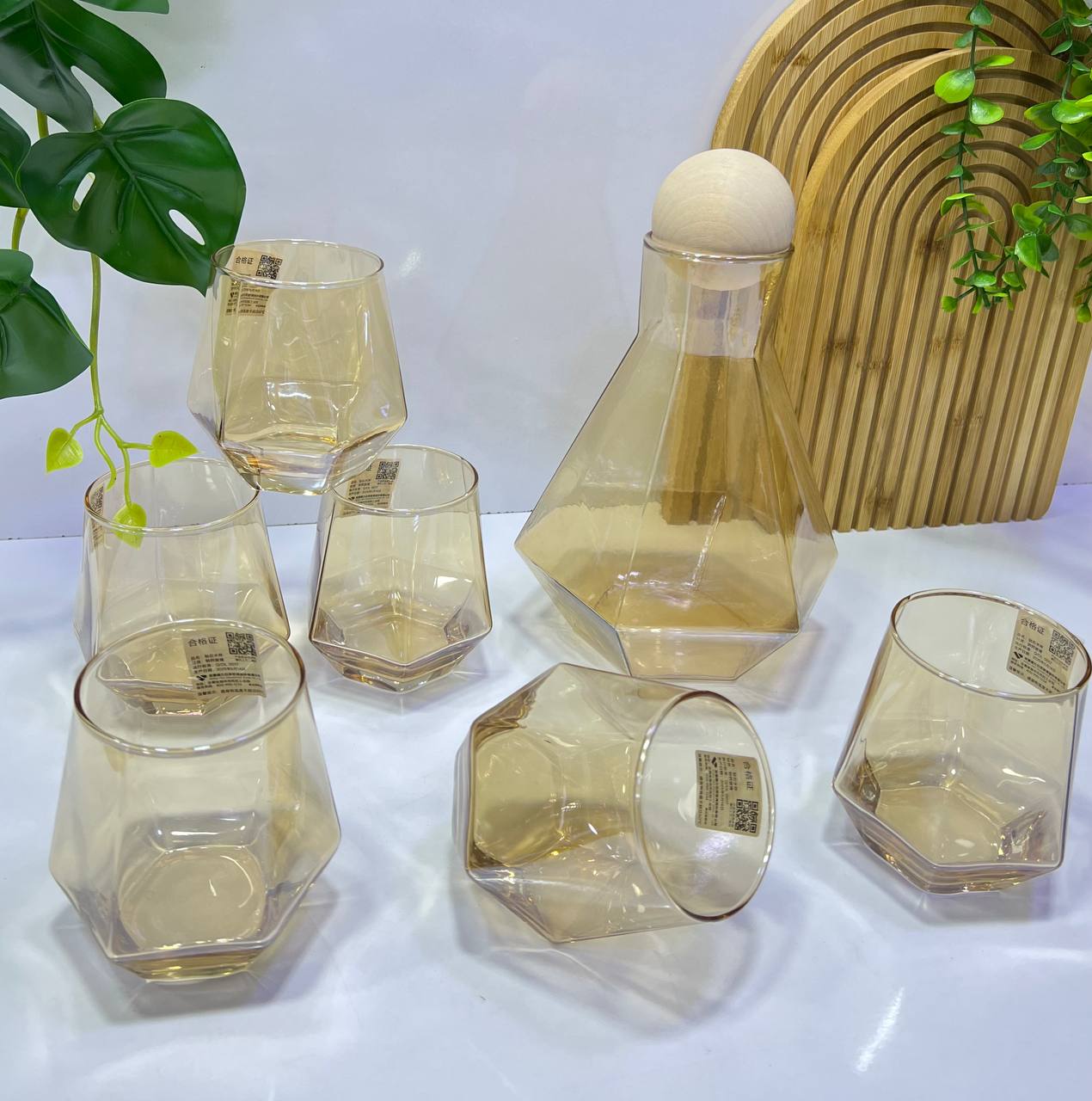 Service d’eau moderne en verre ambré, design géométrique et élégant — idéal pour une touche chic à votre table.