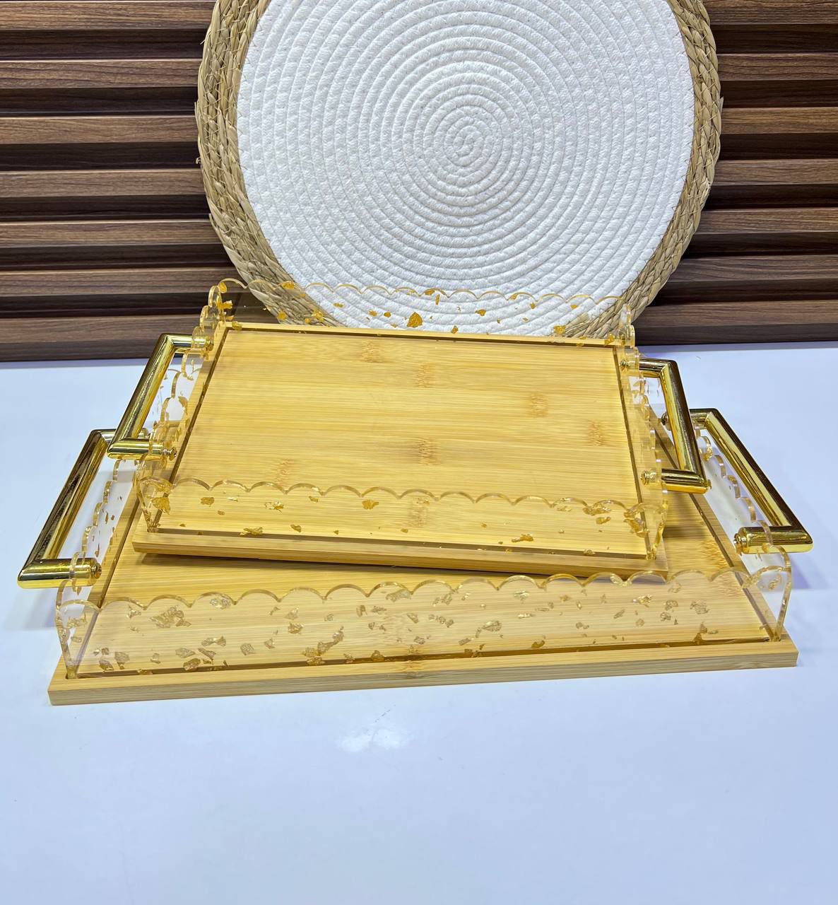 Plateau en bois avec détails dorés ✨ Idéal pour un service chic et raffiné