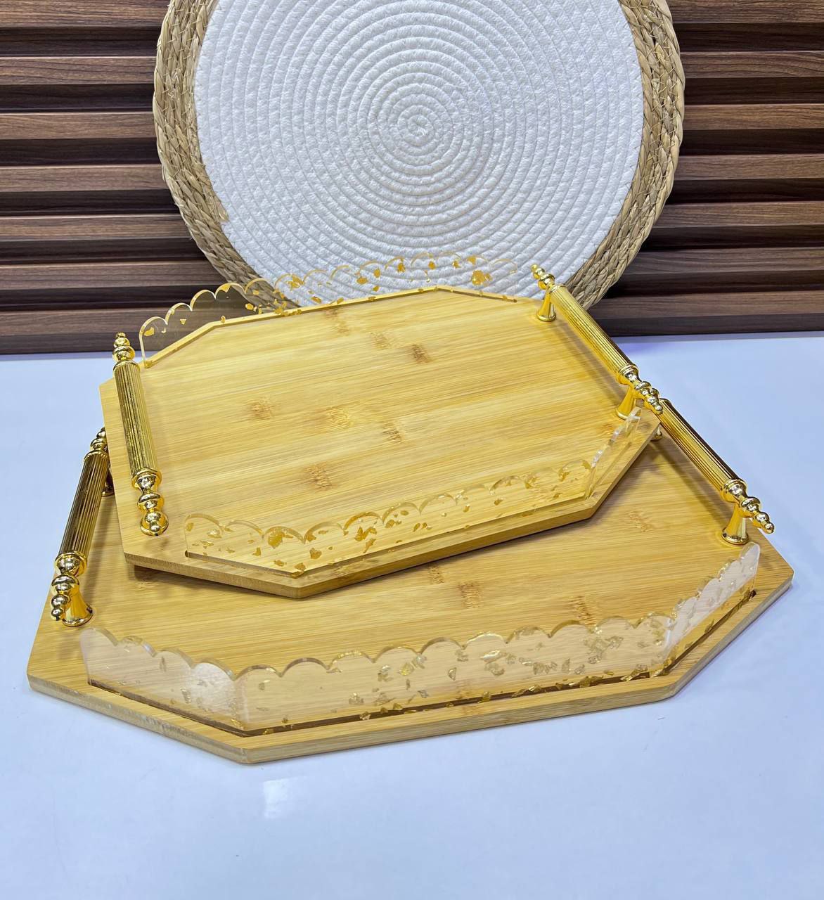 Plateau en bois avec détails dorés ✨ Idéal pour un service chic et raffiné