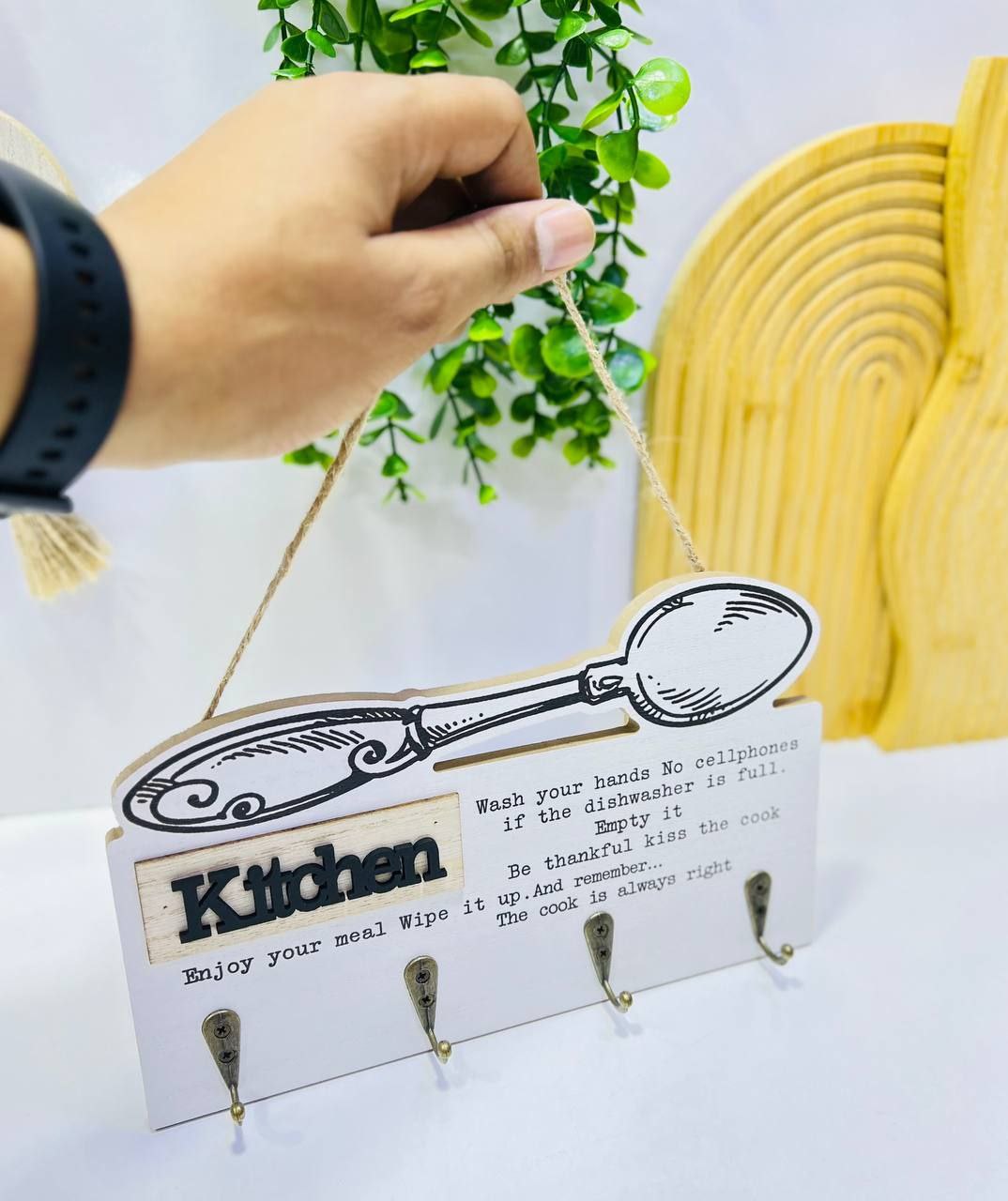 🌿 Porte-clés mural en bois décoratif, pratique et élégant.
✨ Parfait pour l’entrée ou la cuisine.