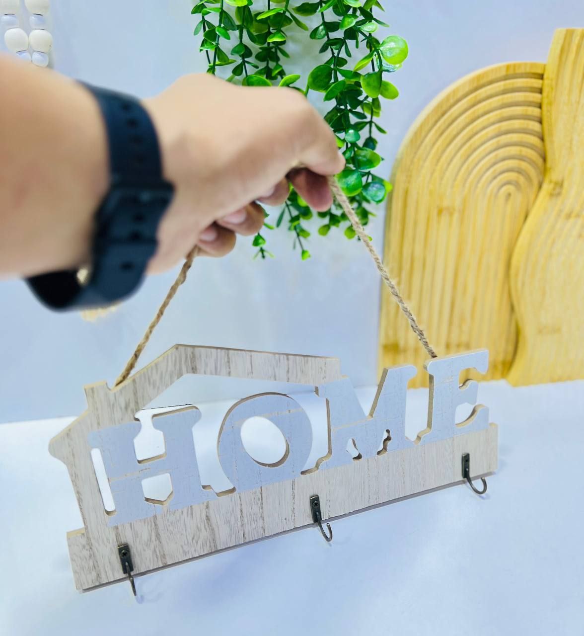 🌿 Porte-clés mural en bois décoratif, pratique et élégant.
✨ Parfait pour l’entrée ou la cuisine.