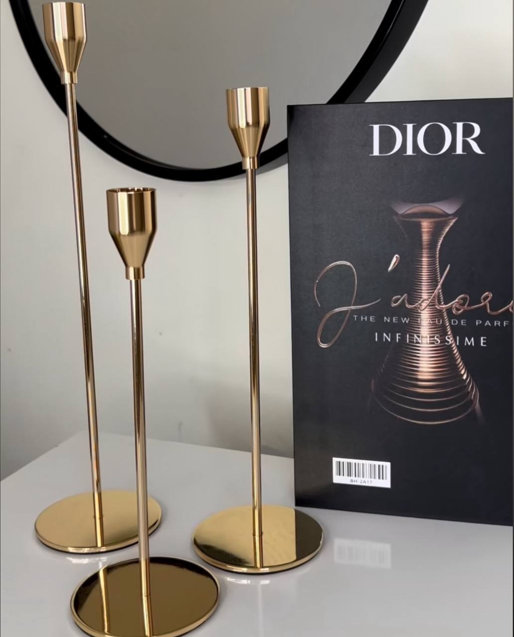 Bougeoirs dorés élégants en trois tailles, au design moderne et raffiné.