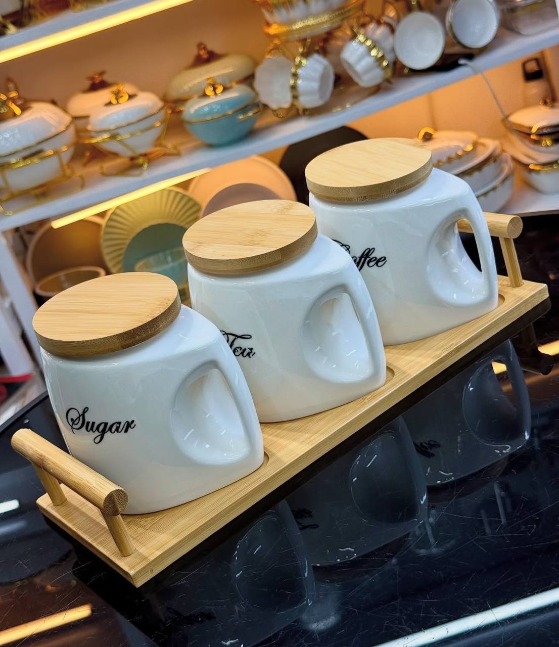 Ensemble élégant de trois bocaux pour sucre, café et thé avec couvercles en bois naturel et plateau assorti