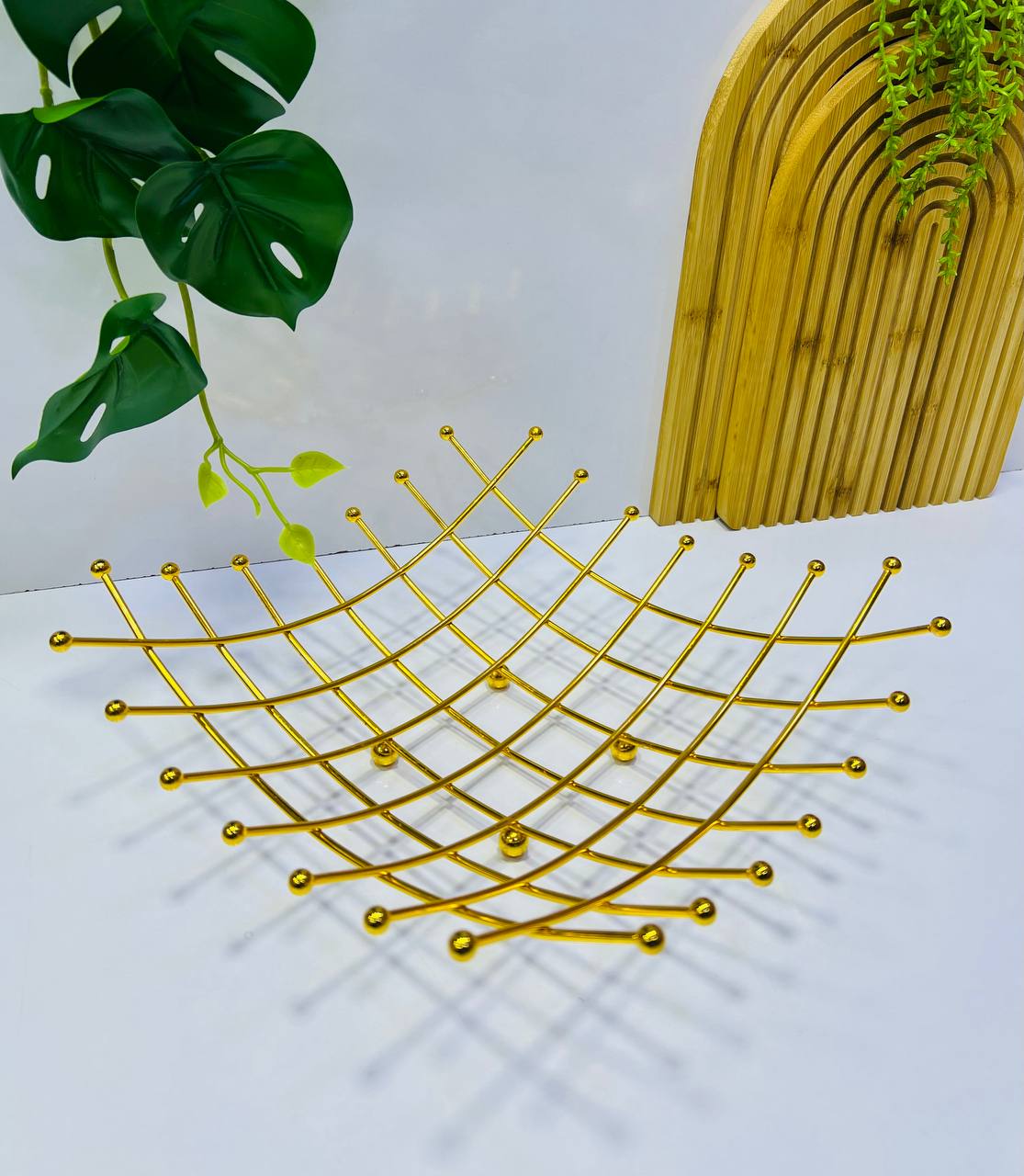 Panier décoratif en métal doré au design moderne et élégant