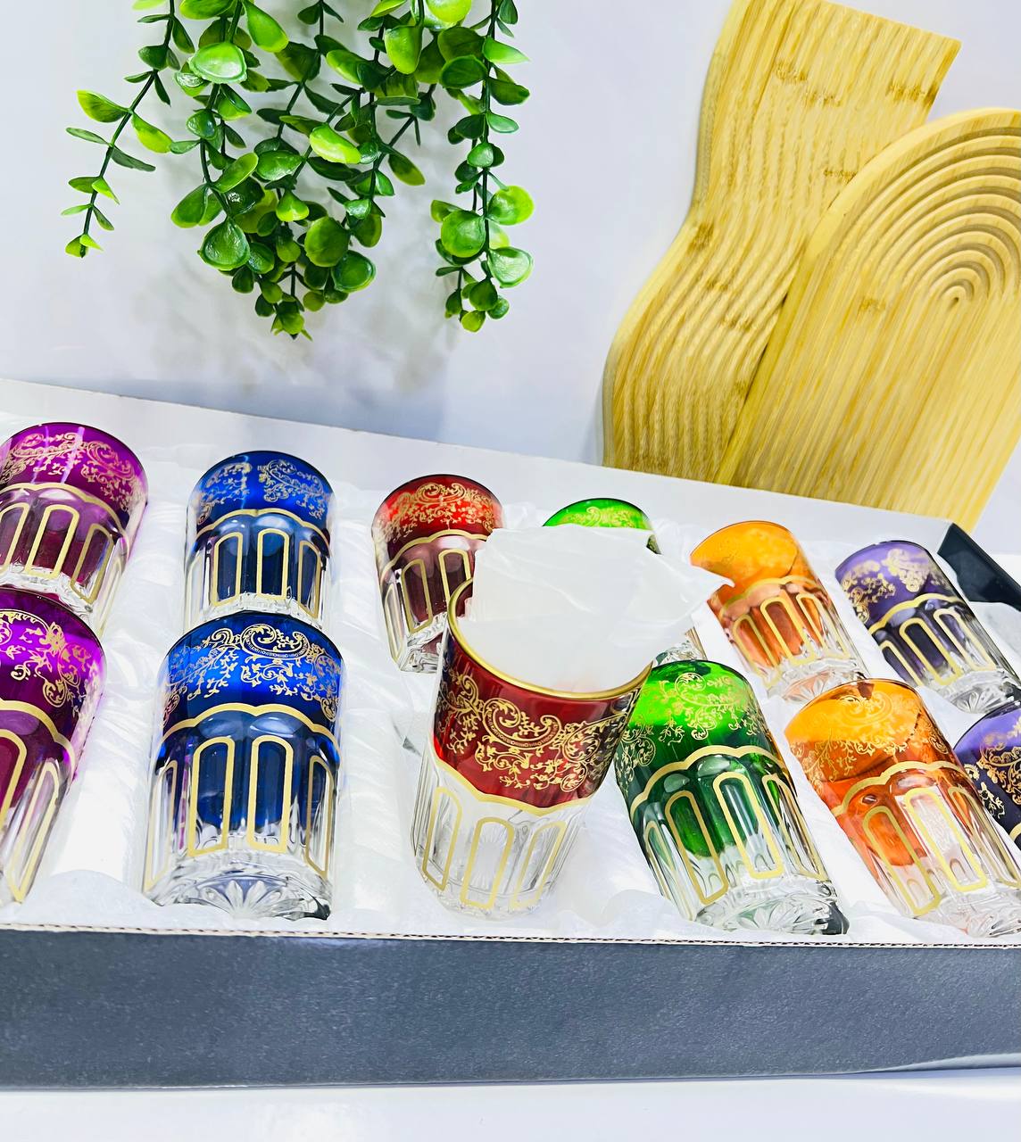 Service de 12 verres à thé colorés avec motifs dorée