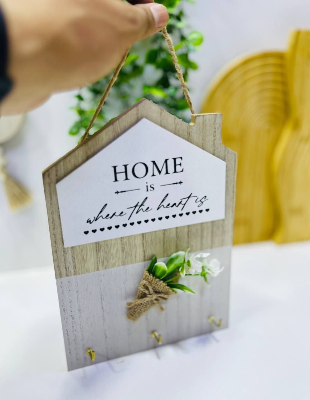 🌿 Porte-clés mural en bois décoratif, pratique et élégant.
✨ Parfait pour l’entrée ou la cuisine.