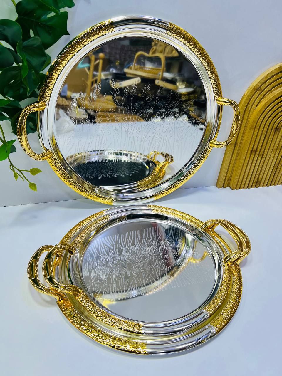 Service de plateaux luxueux au design élégant doré et argenté