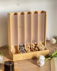 Présentez et organisez vos capsules de café préférées avec cet élégant organiseur en bois de bambou